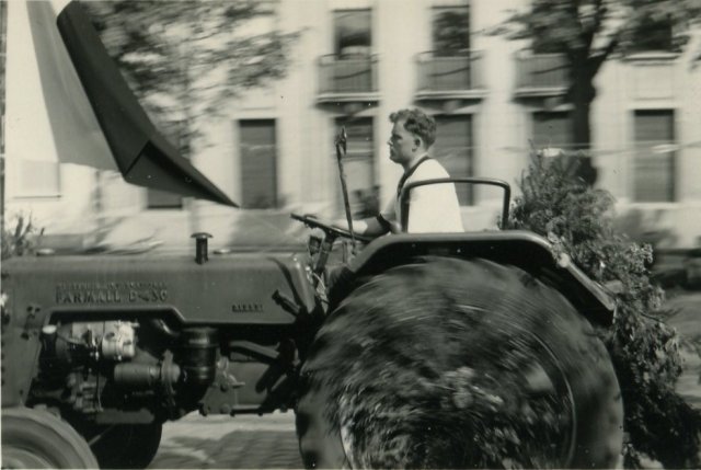 Robert Bekaert op farmall D430 tractor